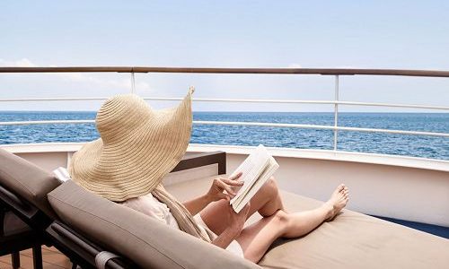 Gast auf einer Liege am Pooldeck