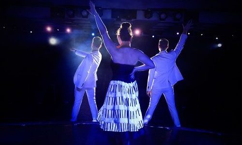 Show im Theater auf dem Luxuskreuzfahrtschiff Silver Moon