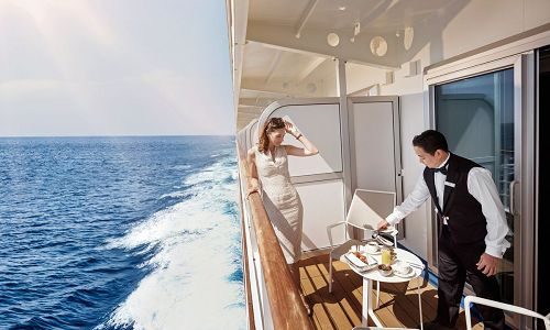 Service und Gast auf der Veranda auf dem Luxuskreuzfahrtschiff Silver Moon der Reederei Silversea