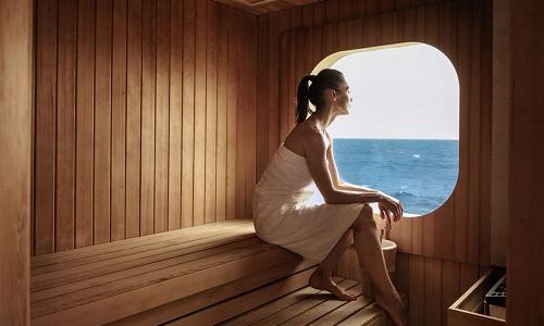 Gast in der Sauna mit Panoramafenster