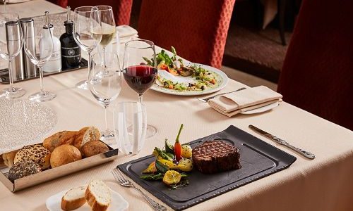 Speisen im Restaurant Atlantide auf dem Silversea Luxuskreuzfahrtschiff Silver Muse