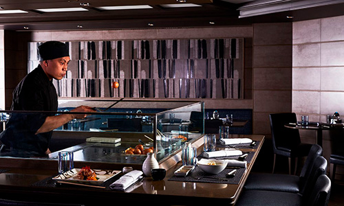 Japanischer Koch im Restaurant Kaiseki auf dem Silversea Luxuskreuzfahrtschiff Silver Muse