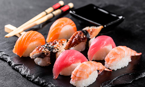 Sushiteller im Restaurant Kaiseki auf dem Silversea Luxuskreuzfahrtschiff Silver Muse