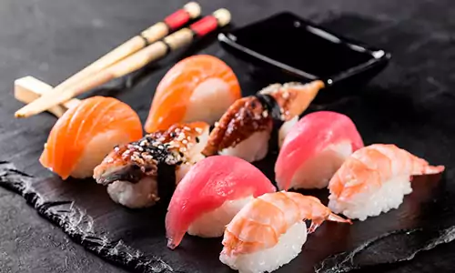 Sushiteller im Restaurant Kaiseki auf dem Silversea Luxuskreuzfahrtschiff Silver Muse