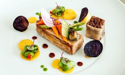 Extravagantes Gericht aus dem Restaurant Silver Note auf dem Silversea Luxuskreuzfahrtschiff Silver Muse