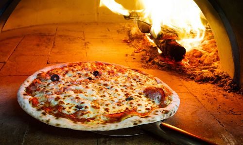 Pizza im Ofen des Restaurants Spaccanapoli auf dem Silversea Luxuskreuzfahrtschiff Silver Muse