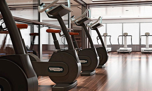 Cardiotrainer im Fitnesscenter auf dem Silversea Luxuskreuzfahrtschiff Silver Muse