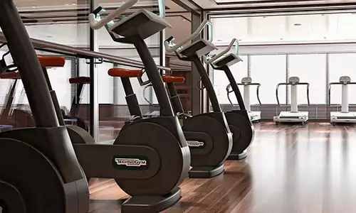 Cardiotrainer im Fitnesscenter auf dem Silversea Luxuskreuzfahrtschiff Silver Muse