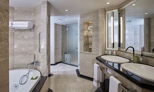Badezimmer der Owner´s Suite auf dem Silversea Luxuskreuzfahrtschiff Silver Muse