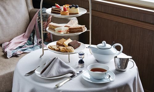 Etagere in der Panorama Lounge auf dem Silversea Luxuskreuzfahrtschiff Silver Muse