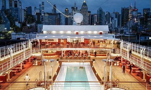 Pooldeck mit New York Skyline im Hintergrund auf dem Silversea Luxuskreuzfahrtschiff Silver Muse