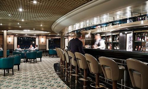 Gäste an der Bar Dolce Vita auf dem Luxuskreuzfahrtschif Silver Wind der Reederei Silversea
