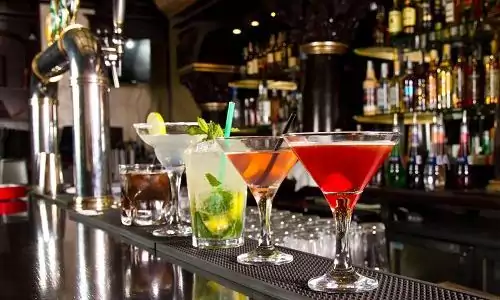 Getränke an der Bar im Dolce Vita auf dem Luxuskreuzfahrtschif Silver Wind der Reederei Silversea