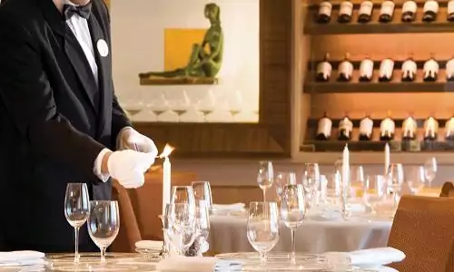Servicekraft beim Eindecken Tisch auf dem Luxuskreuzfahrtschif Silver Wind der Reederei Silversea