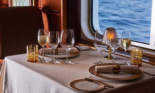 Tisch am Fenster im Le Dame auf dem Luxuskreuzfahrtschif Silver Wind der Reederei Silversea