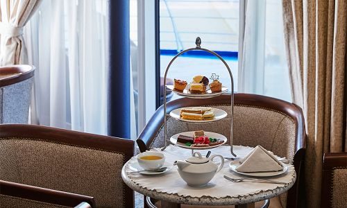 Teetime gedeckter Tisch in der Panorama Lounge auf dem Luxuskreuzfahrtschif Silver Wind der Reederei Silversea