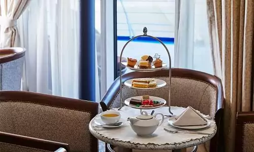 Teetime gedeckter Tisch in der Panorama Lounge auf dem Luxuskreuzfahrtschif Silver Wind der Reederei Silversea