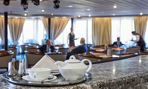 Teetime in der Panorama Lounge auf dem Luxuskreuzfahrtschif Silver Wind der Reederei Silversea