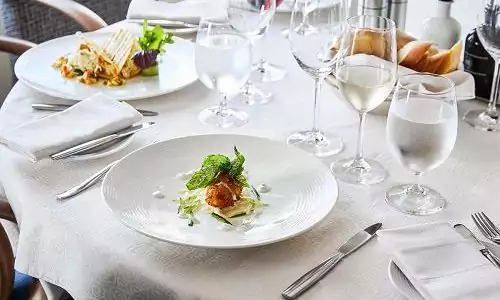 Speiseteller im Teh Restaurant auf dem Luxuskreuzfahrtschif Silver Wind der Reederei Silversea