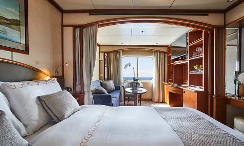 Schlaf- und Sitzbereich Vista Suite auf dem Luxuskreuzfahrtschif Silver Wind der Reederei Silversea