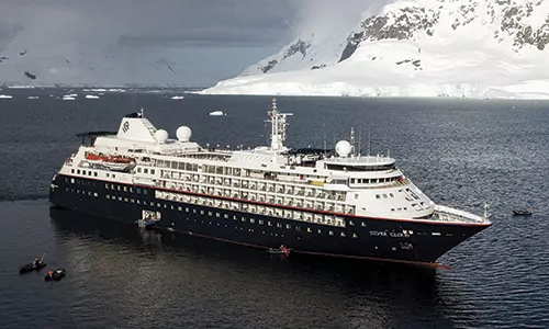 Expeditionsschiff Silver Cloud vor schneebedeckten Bergen