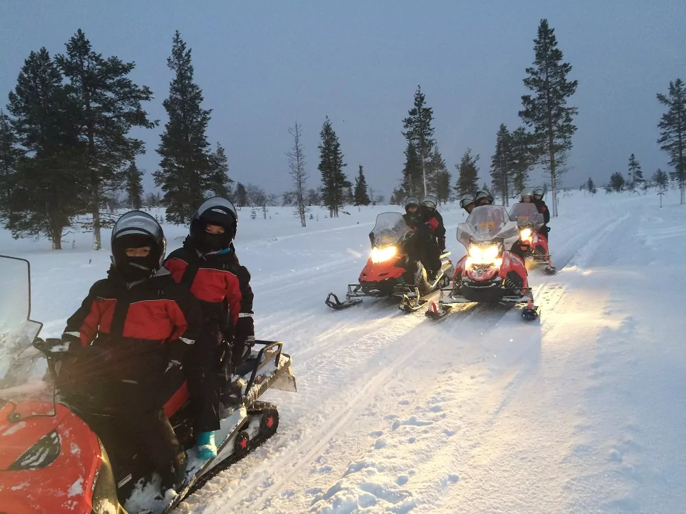 mit Snowmobil unterwegs in Finnland