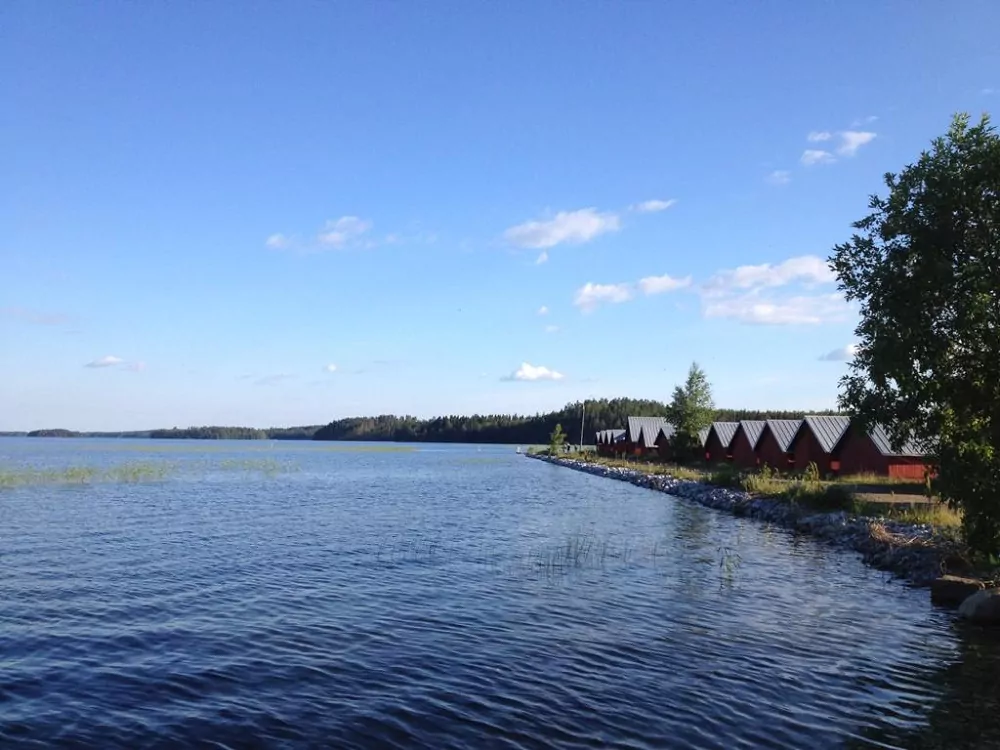 Blick auf See und Bootshäuser in Finnland