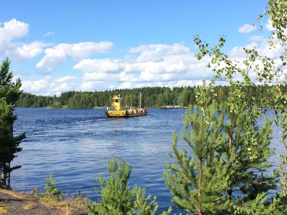 Fähre über See in Finnland