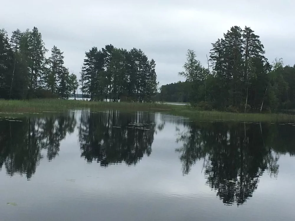Spiegel im See in Finnland