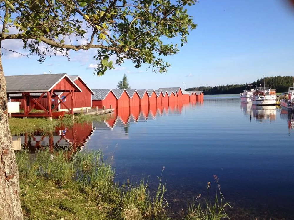 Bootshäuser am See in Finnland