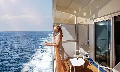 Gast auf der Veranda der Medaillon Suite auf dem Silversea Luxuskreuzfahrtschiff Silver Shadow