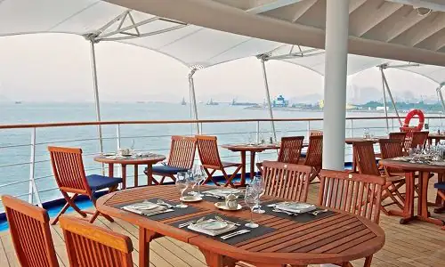 Restaurant La Terrazza außen auf dem Silversea Luxuskreuzfahrtschiff Silver Shadow