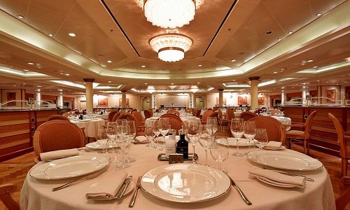 Geckte Tische im Hauptrestaurant auf dem Silversea Luxuskreuzfahrtschiff Silver Shadow