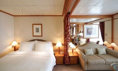 Schlaf- und Sitzbereich Veranda Suite auf dem Silversea Luxuskreuzfahrtschiff Silver Shadow