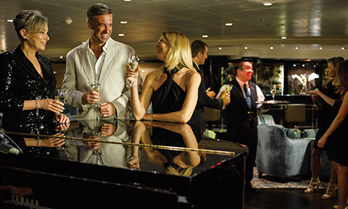 Gäste an der Bar auf dem Luxuskreuzfahrtschiff Silver Shadow