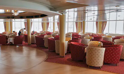 Sitzgruppen und große Fenster in der Panorama Lounge auf dem Silversea Luxuskreuzfahrtschiff Silver Shadow