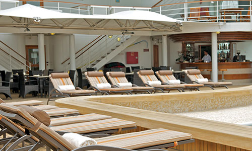 Liegen am Pool und Poolbar auf dem Silversea Luxuskreuzfahrtschiff Silver Shadow