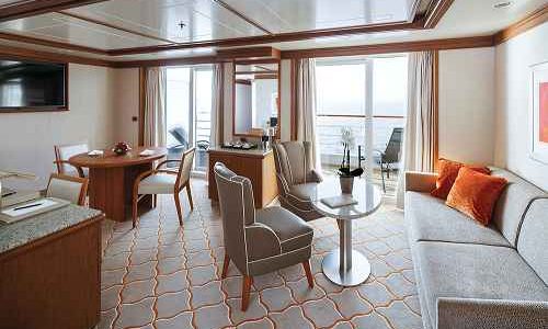 Blick in den Wohnbereich der Silver Suite auf dem Silversea Luxuskreuzfahrtschiff Silver Spirit