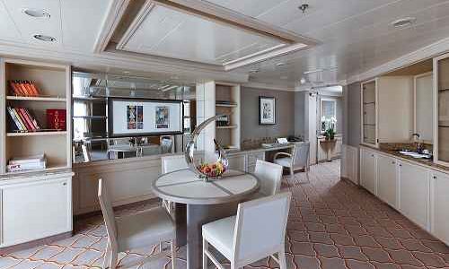 Blick in den Wohnbereich der Royal Suite auf dem Silversea Luxuskreuzfahrtschiff Silver Spirit