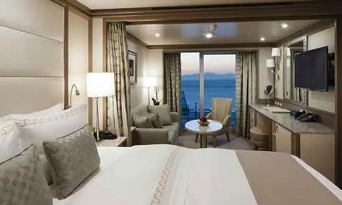 Schlaf- und Wohnbereich mit Blick auf Veranda auf dem Silversea Luxuskreuzfahrtschiff Silver Spirit