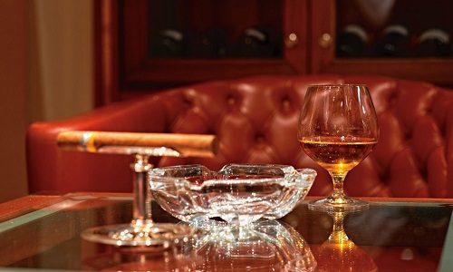 Connoisseurs Corner Zigarre undKognak auf dem Silversea Luxuskreuzfahrtschiff Silver Whisper