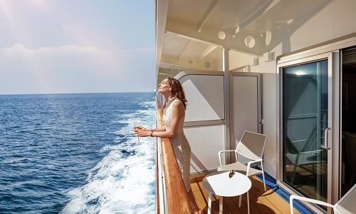 Gast auf Veranda auf dem Silversea Luxuskreuzfahrtschiff Silver Whisper