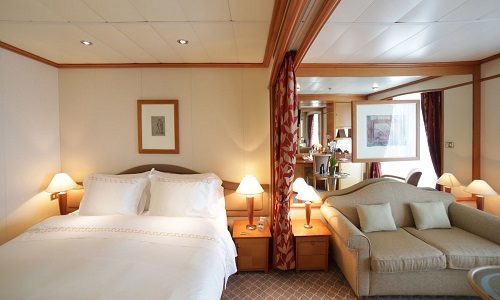 Bett und Sitzbereich Veranda Suite auf dem Silversea Luxuskreuzfahrtschiff Silver Whisper