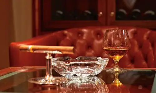 Zigarren und Cognac im Connoisseurs Corner auf dem Silversea Luxuskreuzfahrtschiff Silver Shadow