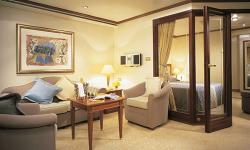 Wohnzimmer mit Blick in Schlafbereich der Medaillon Suite auf dem Silversea Luxuskreuzfahrtschiff Silver Shadow
