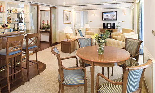 Wohnzimmer it Esstisch und Bar in der Owners Suite auf dem Silversea Luxuskreuzfahrtschiff Silver Shadow