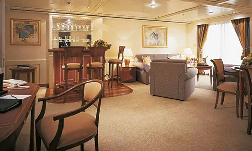 Ess- und Wohnbereich mit Bar und Blick zur Veranda in der Royal Suite auf dem Silversea Luxuskreuzfahrtschiff Silver Shadow