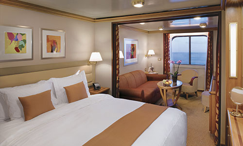 Schlaf- und Wohnbereich mit Panoramafenster in der Vista Suite auf dem Silversea Luxuskreuzfahrtschiff Silver Shadow
