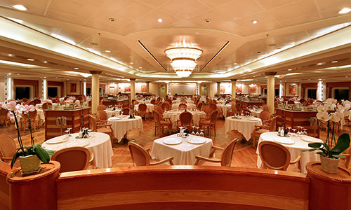 The Restaurant mit gedeckten Tischen und Kristalleuchter auf dem Silversea Luxuskreuzfahrtschiff Silver Whisper