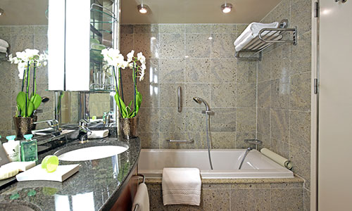 Badezimmer Veranda Suite auf dem Silversea Luxuskreuzfahrtschiff Silver Whisper